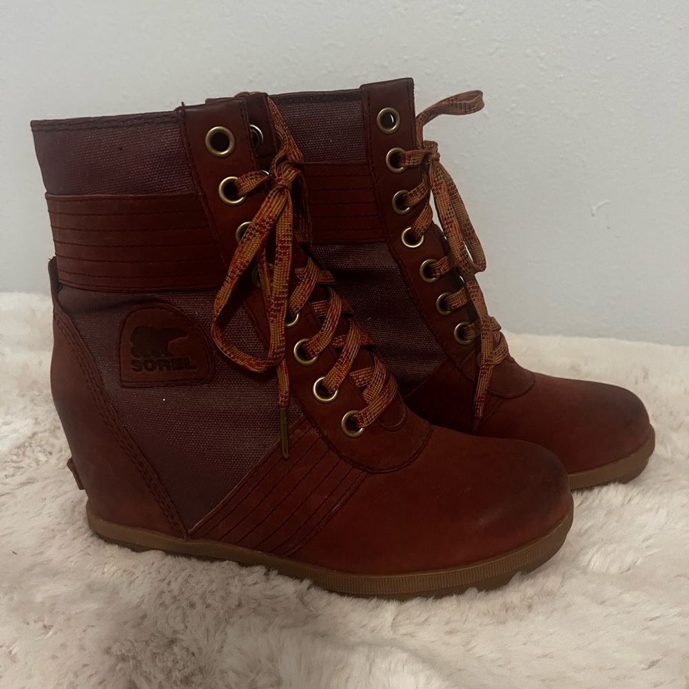 Sorel Women's Burgundy Lace-Up Boots